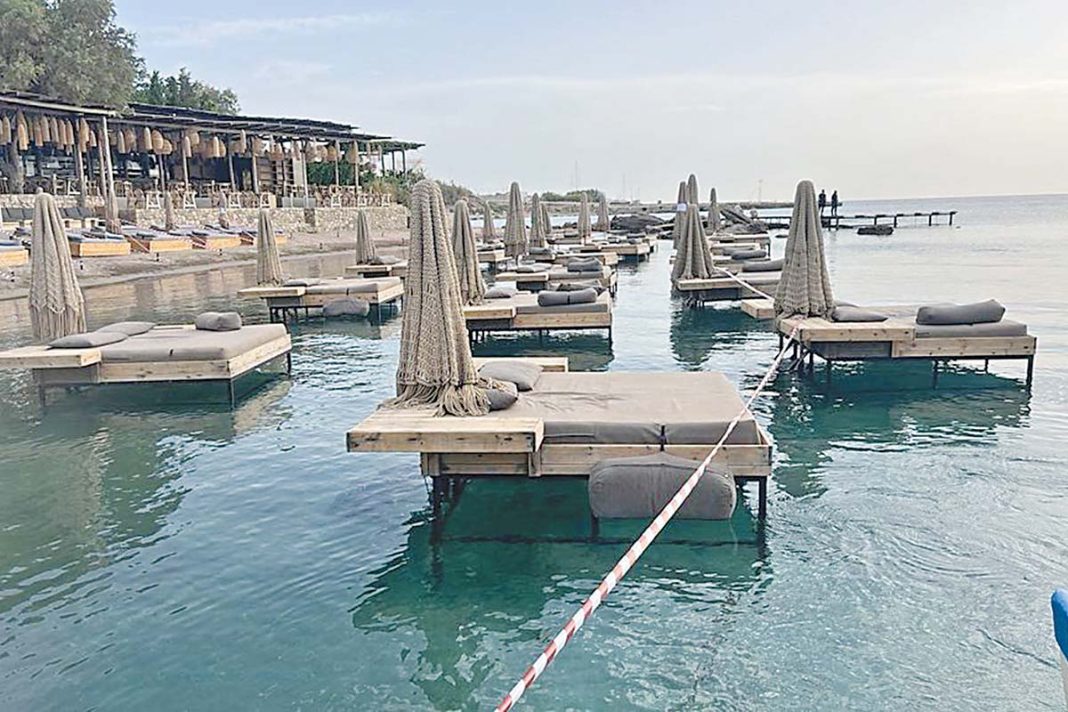Ξήλωσε τις ξαπλώστρες μετά το πάρτι ο ιδιοκτήτης του beach bar στη Ρόδο