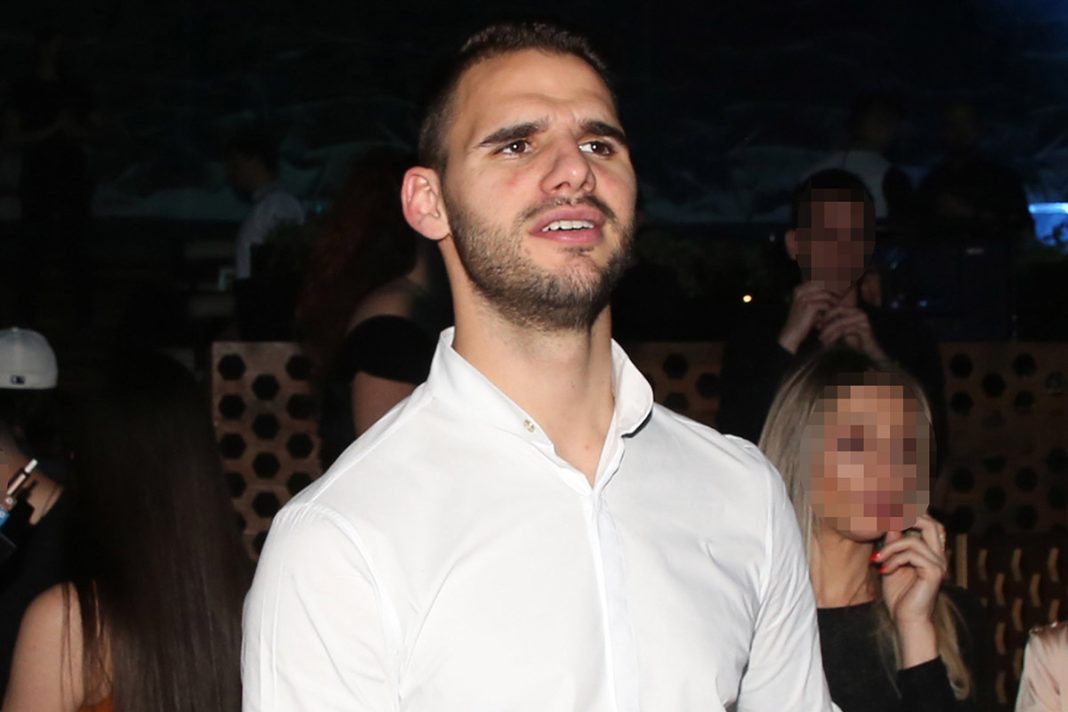 Ανέμελος με το νέο αμόρε σε νησί των Κυκλάδων ο Ταχτσίδης