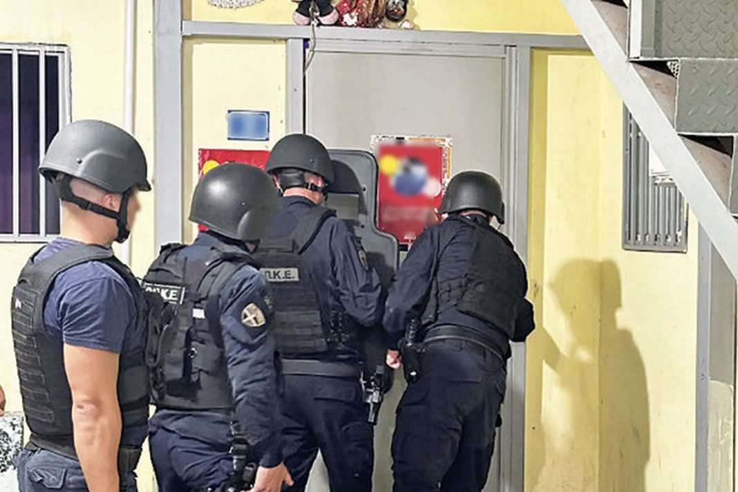 Μαστροποί του Μεταξουργείου στα χέρια της ΕΛ.ΑΣ. μετά από «ντου»!