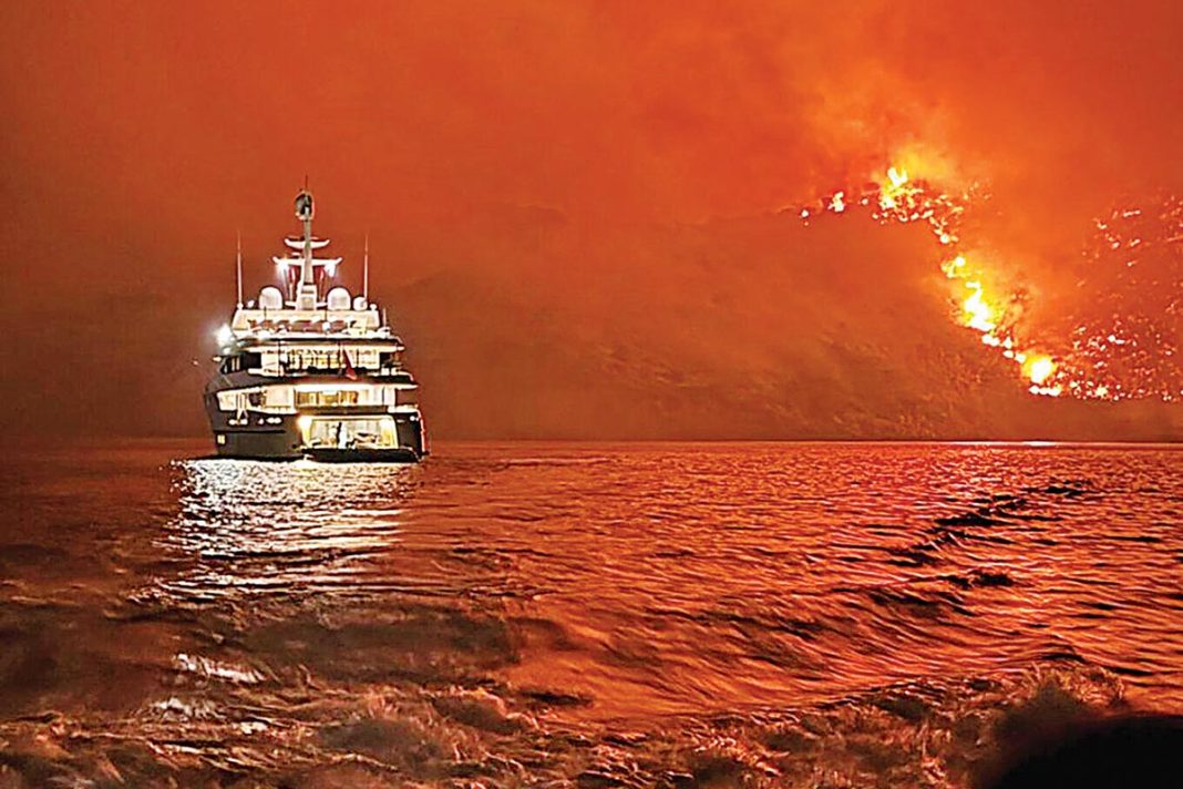 Ναυάγιο των Aρχών με το γιοτ στην Υδρα, τους 17 Καζάκους νοικάρηδες και τα βεγγαλικά που έκαψαν 300 στρέμματα πευκοδάσους