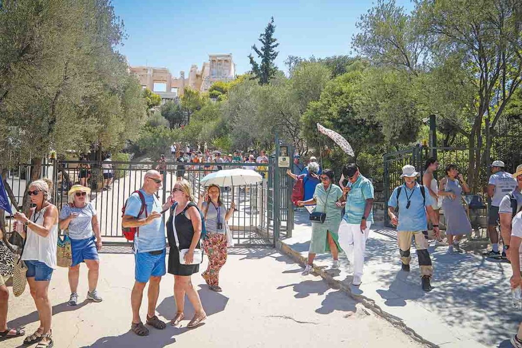 «Κλάταραν» από την υπερβολική ζέστη τουρίστες στην Ακρόπολη