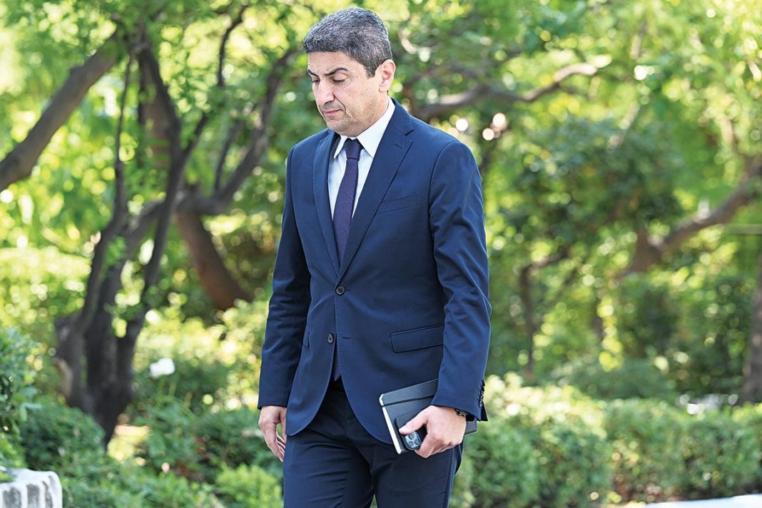 Μπροστά στην κατακραυγή, ο Μητσοτάκης αναγκάστηκε να διαγράψει από την Κ.Ο. τον τραμπούκο Αυγενάκη