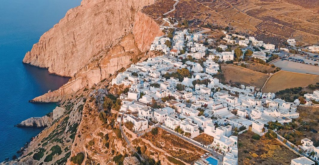 Γνωστός ξενοδόχος στη Φολέγανδρο τίναξε τα μυαλά του στον αέρα