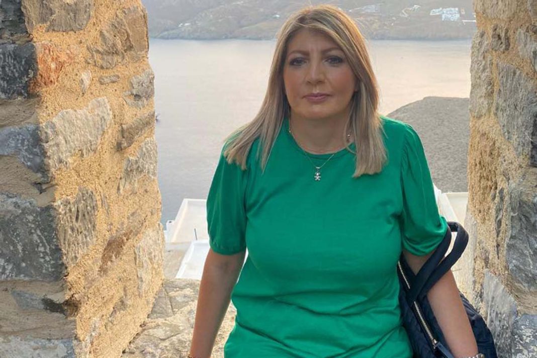 Συνελήφθη η Αγγελική Γιαννοπούλου επειδή παρουσίασε σε εκπομπή μηνύματα ερωτικού περιεχομένου με τον ποινικολόγο