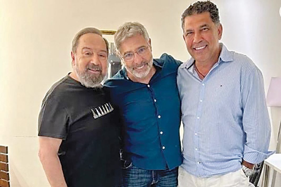 Γιάννης Λύρας: Ο γνωστός πλαστικός χειρουργός παρακολούθησε την επιθεώρηση του Σταμάτη Φασουλή