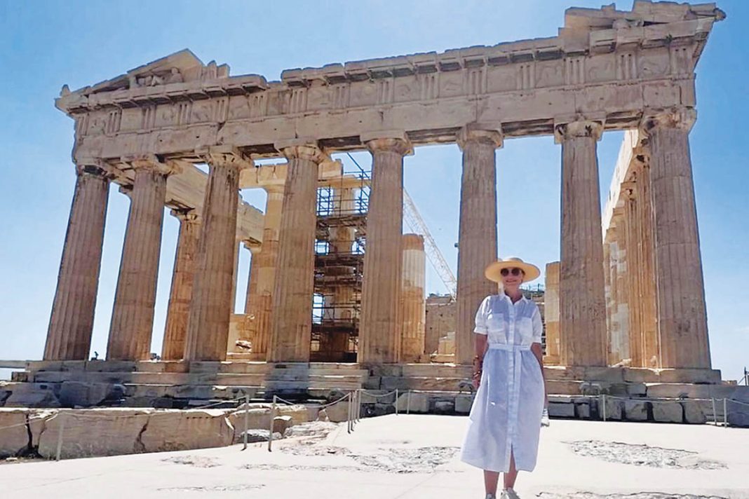 Μουσακάς, Καρυάτιδες και πριβε dinner για την αδερφή του Mr Tesla