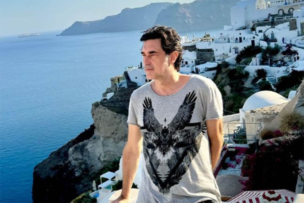 Μπουράκ  Χακί μετά  της συντρόφου στη Σαντορίνη