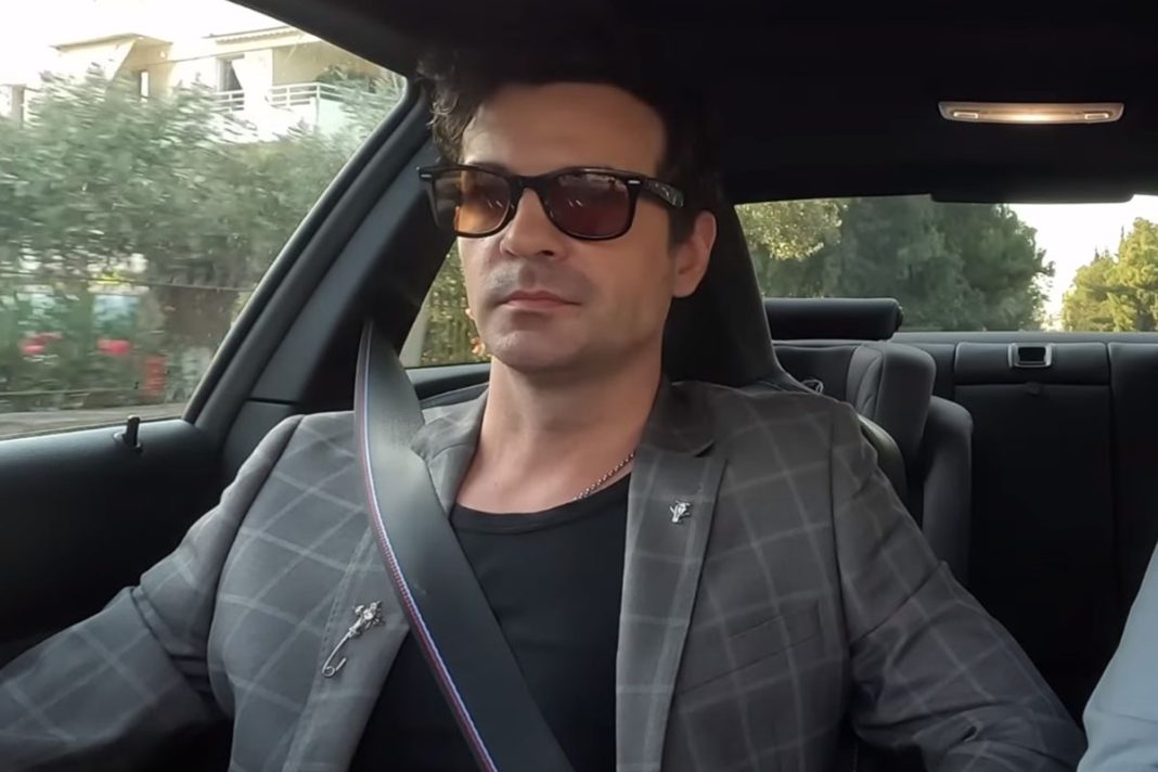 Νίνο: «Ανεβαίνει στην σκηνή και με δαγκώνει στο λαιμό με όλη της τη δύναμη»