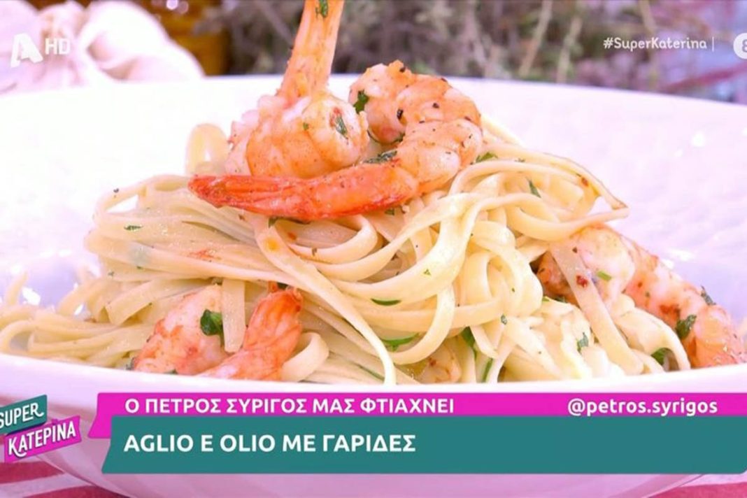 Ο Πέτρος Συρίγος μάς ετοιμάζει aglio e olio με γαρίδες!