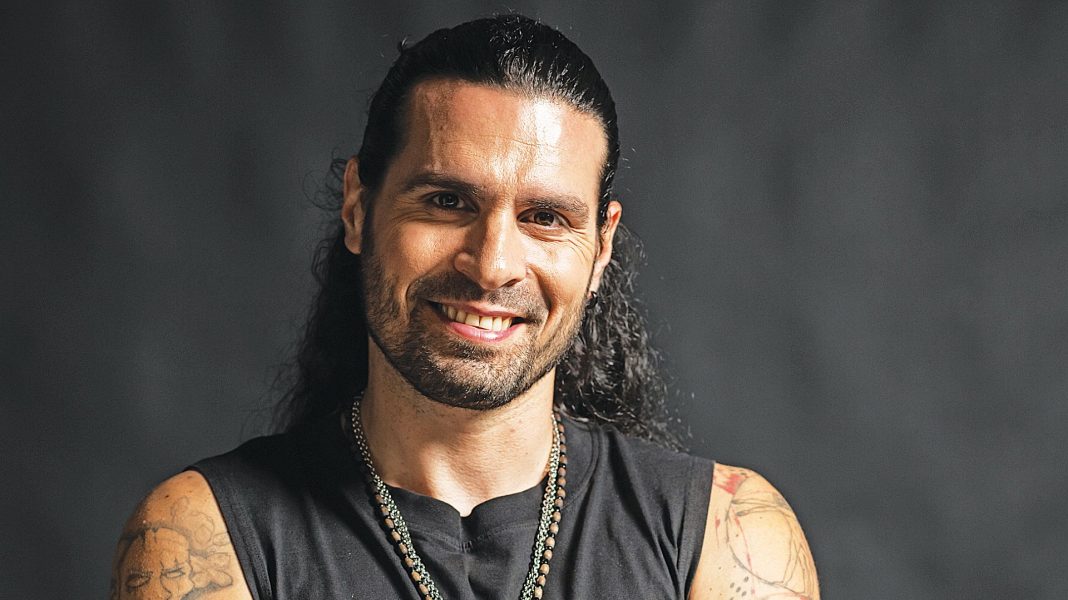 Μηνάς Τσίγκος: «Το τρίτο πρόσωπο σε μια σχέση βγαίνει πάντα χαμένο!»
