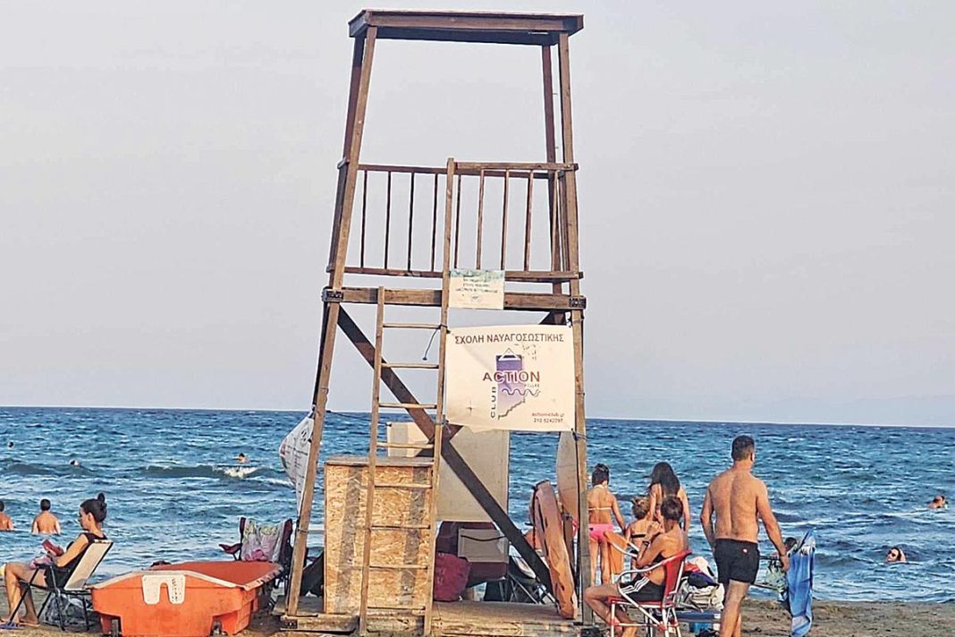 Ο γιος 80χρονης που πνίγηκε στην πλαζ της Αρτέμιδας καταγγέλλει τον ναυαγοσώστη για εγκληματική αδιαφορία στη διάσωσή της