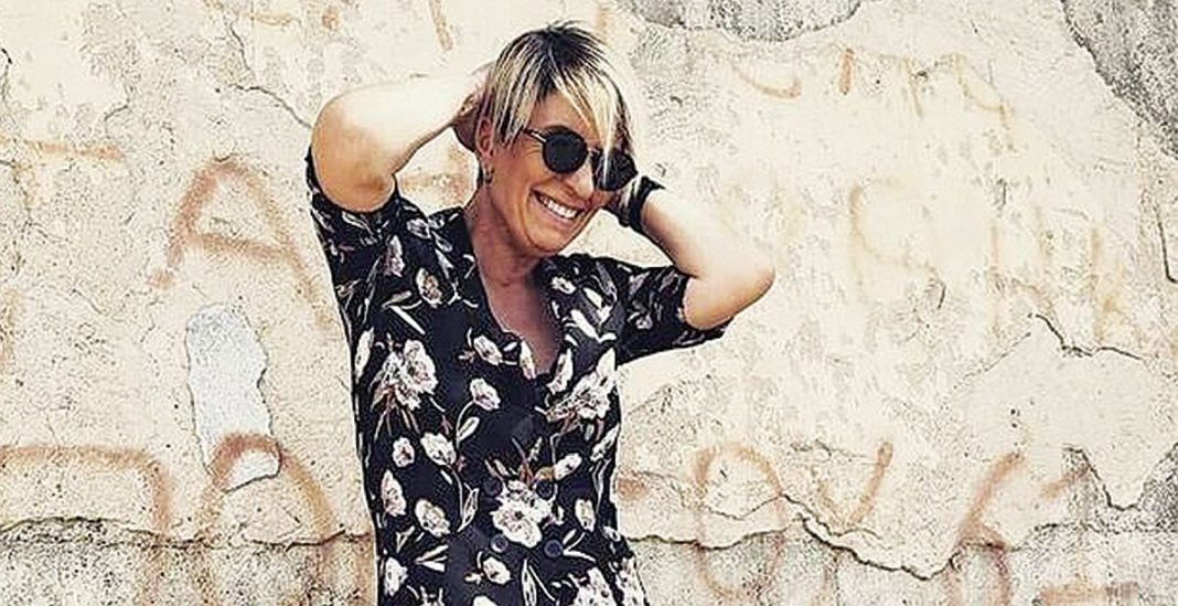 Η «Mrs Style» της Θεσσαλονίκης μιλάει για την εξέλιξη της μόδας, τα λάθη στο ντύσιμο και το χρώμα που θα κυριαρχήσει φέτος