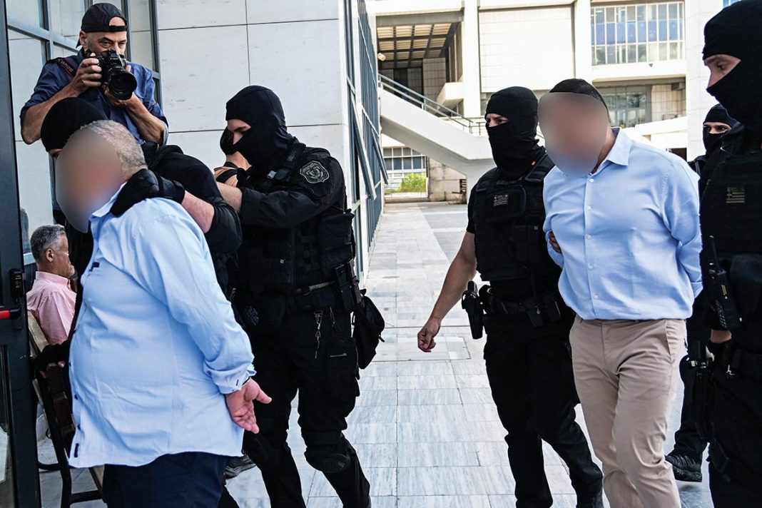 Αθώα τα δύο αδέλφια για τη μαφιόζικη δολοφονία του Γιώργου Καραϊβάζ