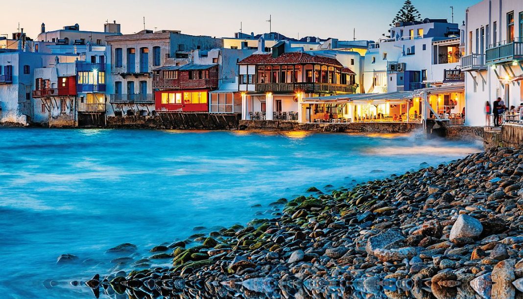 Μπάχαλο! Άλλα είδε η Αστυνομία και άλλα ο ανακριτής στο βίντεο με τους Πακιστανούς και την τουρίστρια στη Μύκονο