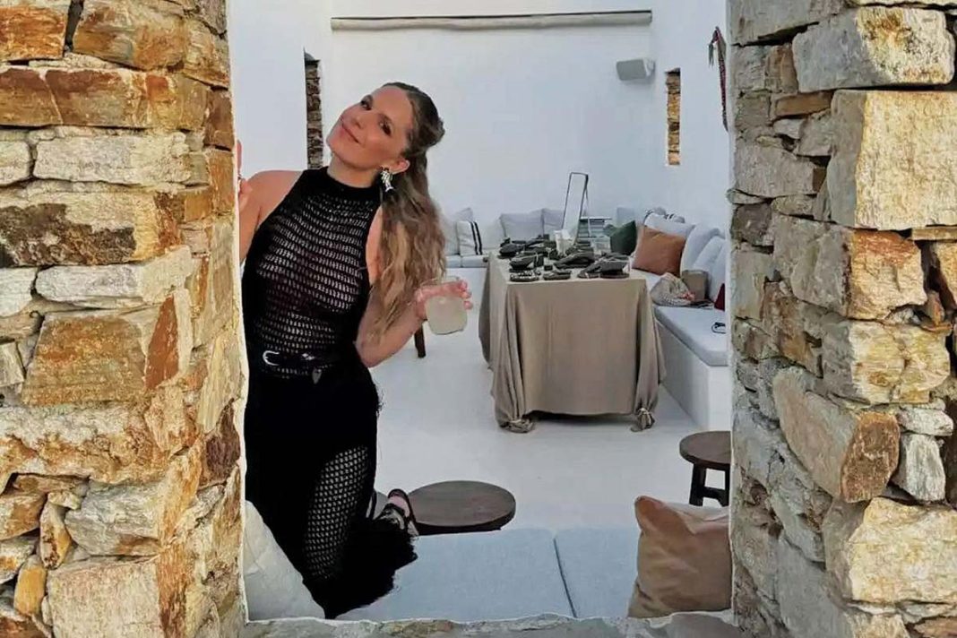 Οι μισοί Νιάρχοι σεργιανίζουν ανέμελοι στα ελληνικά νησιά