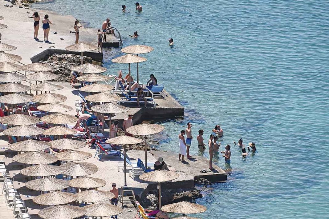 «Φωτιά» έχει πάρει η εφαρμογή MyCoast από τις καταγγελίες πολιτών για παραβάσεις από επιχειρηματίες
