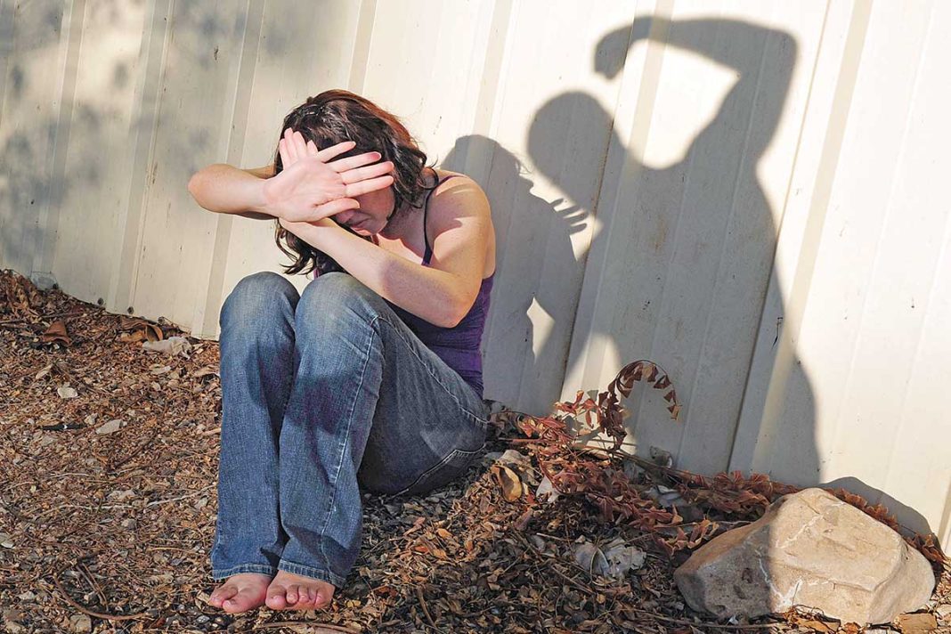 «Βροχή» τα περιστατικά ενδοοικογενειακής βίας εν μέσω της γιορτής της Παναγίας