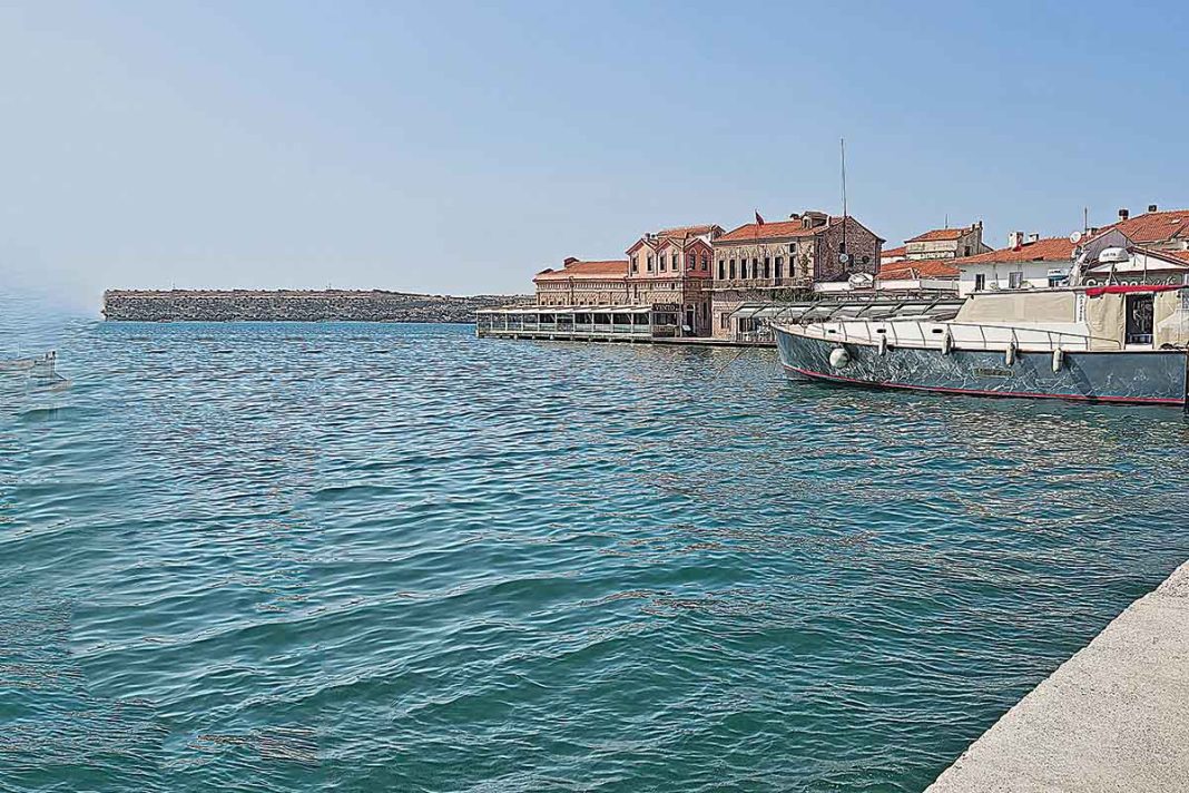 Βλέπει ο Θεός το Αϊβαλί και σταματάει ο νους Του