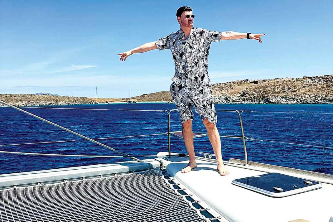 Dj Timo: Ο δημοσιογράφος που έγινε «βασιλιάς των decks»