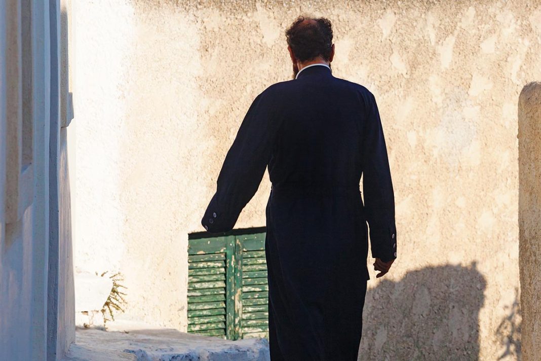 Ιερέας κλείδωσε σε κρύπτη τη φοιτήτρια κόρη του για να τη... σωφρονίσει