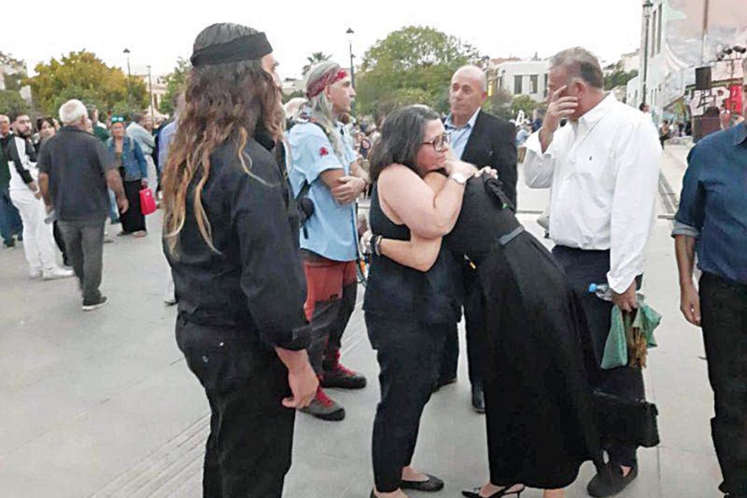 Η συγκινητική εκδήλωση στην Κρήτη για τα Τέμπη και η αγκαλιά της μητέρας του Γιακουμάκη με τη Μαρία Καρυστιανού