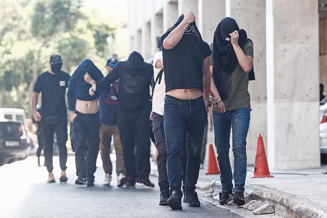 Έναν και πλέον χρόνο μετά τη δολοφονία του Μιχάλη, πέντε «γαλονάδες» της ΕΛ.ΑΣ. είναι αντιμέτωποι και με κακούργημα