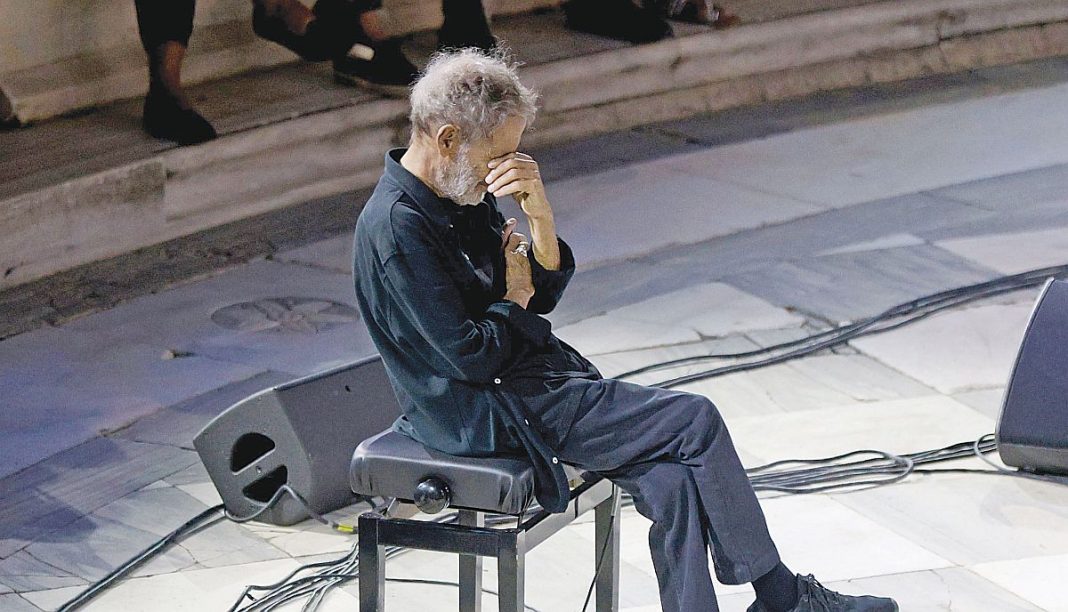Τα δάκρυα του Ξαρχάκου μπροστά σε πρώην και νυν