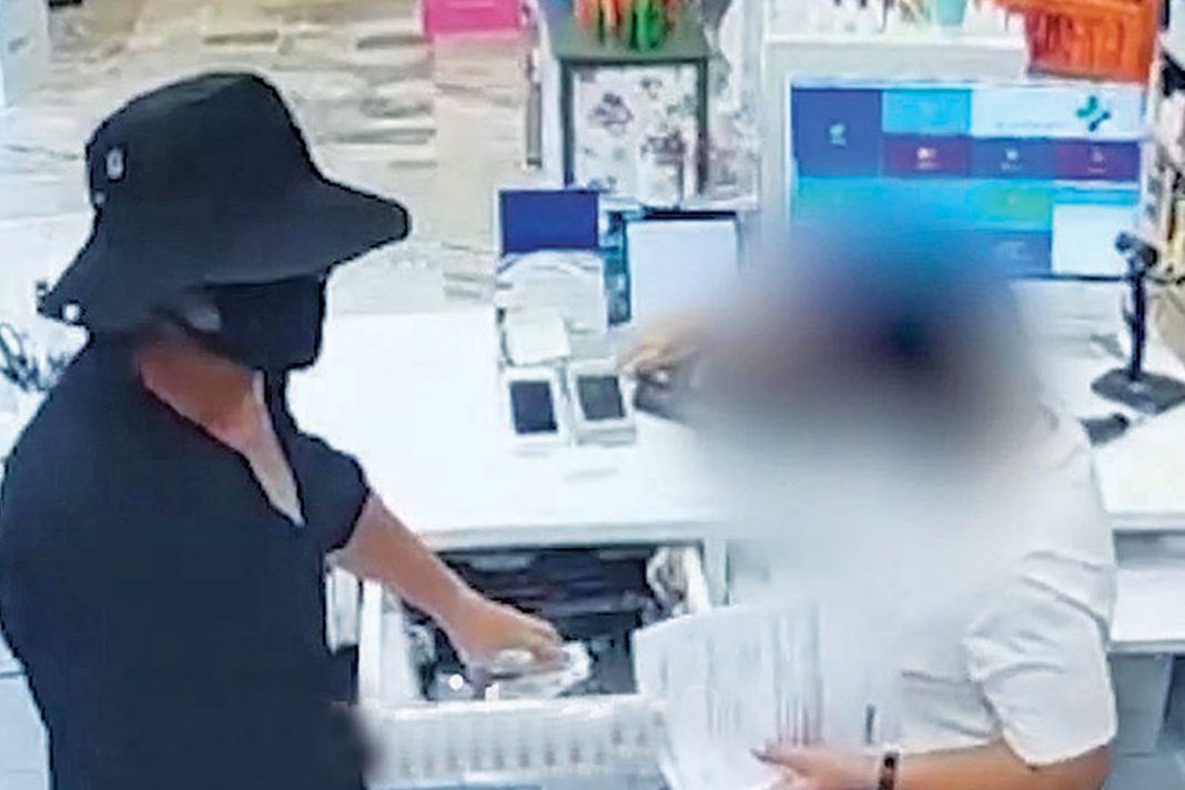 Χειροπέδες στον ληστή με το καπέλο του ψαρά που είχε ρημάξει τα φαρμακεία στην Αττική