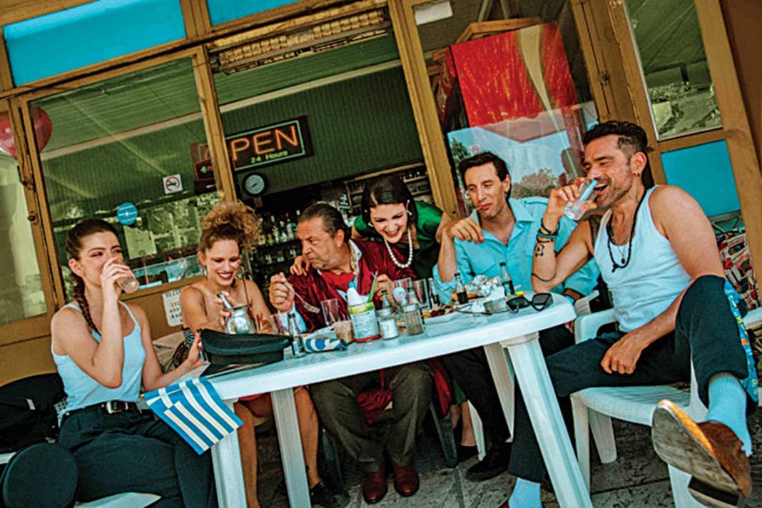 «Κανόνια και τρομπέτες» με πολύ δυνατό καστ στο θέατρο Εμπορικόν