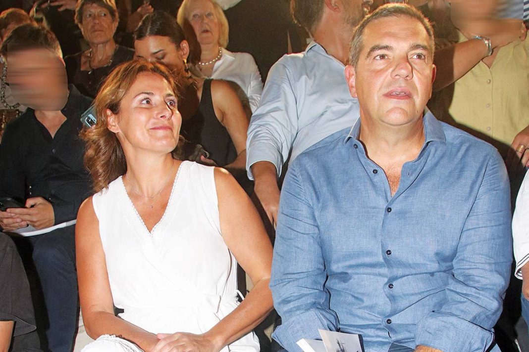 Ο Τσίπρας με τη σύζυγό του Μπέτυ απόλαυσε την «Ορέστεια», την ώρα που στον ΣΥΡΙΖΑ μαίνεται ο «εμφύλιος»