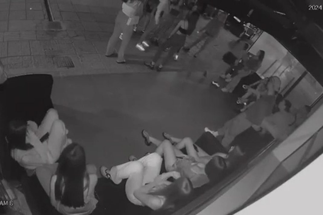 Τον γύρο του διαδικτύου κάνει το βίντεο με τον άγριο ξυλοδαρμό της 14χρονης