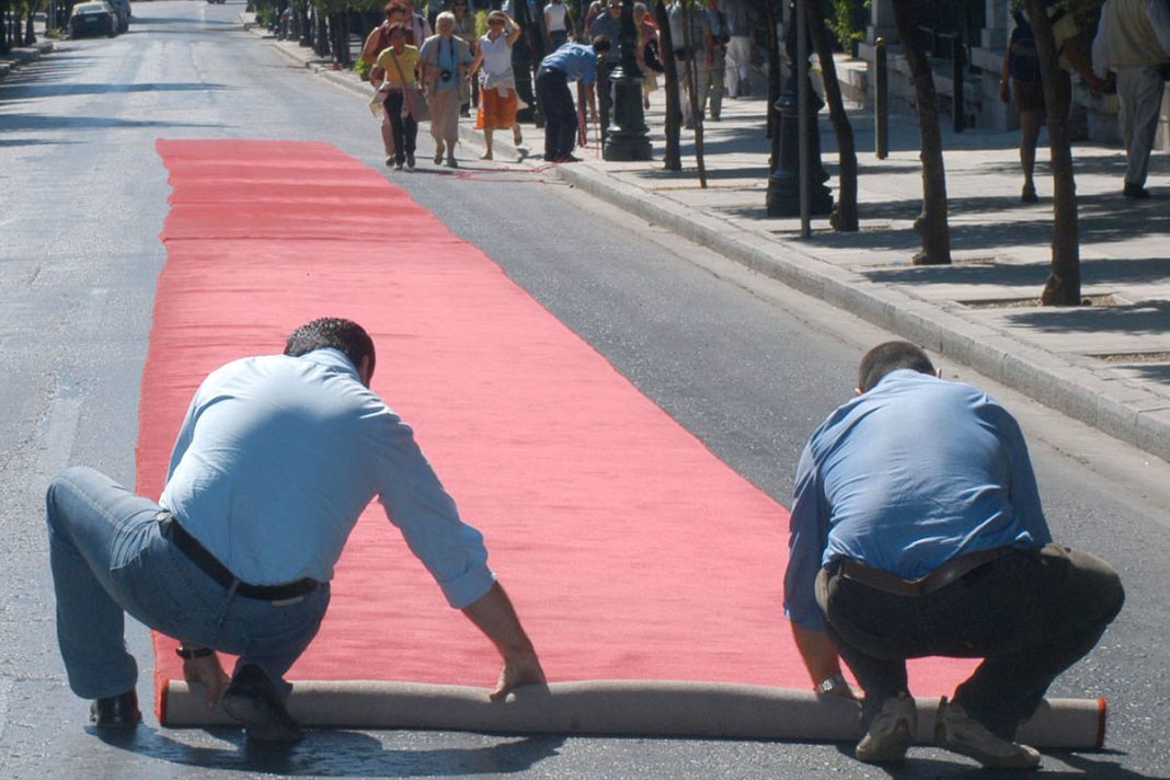 Ηρώδου Αττικού & απιστίας γωνία - Το παράνομο ζευγάρι πολιτικών