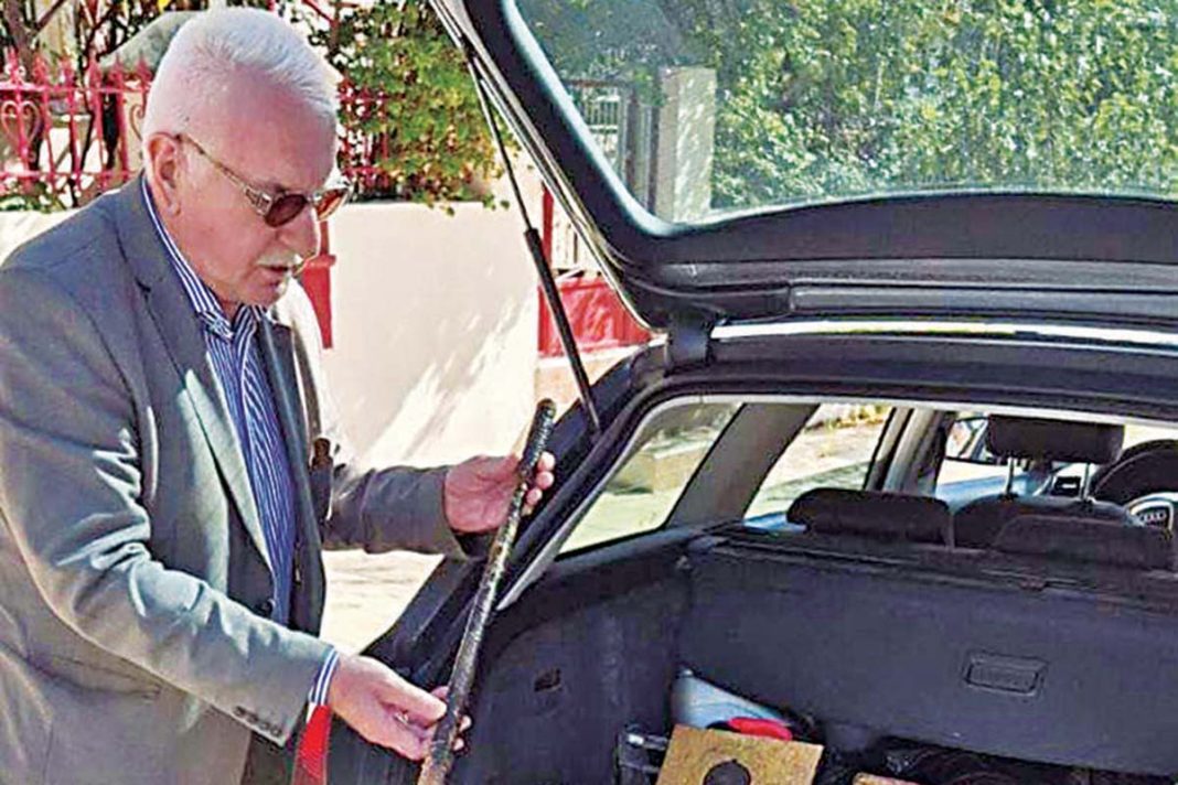 Ιεροψάλτης αρχαιοκάπηλος με ράβδο του βασιλιά Γεωργίου Β΄, εικόνες και σπάνια νομίσματα