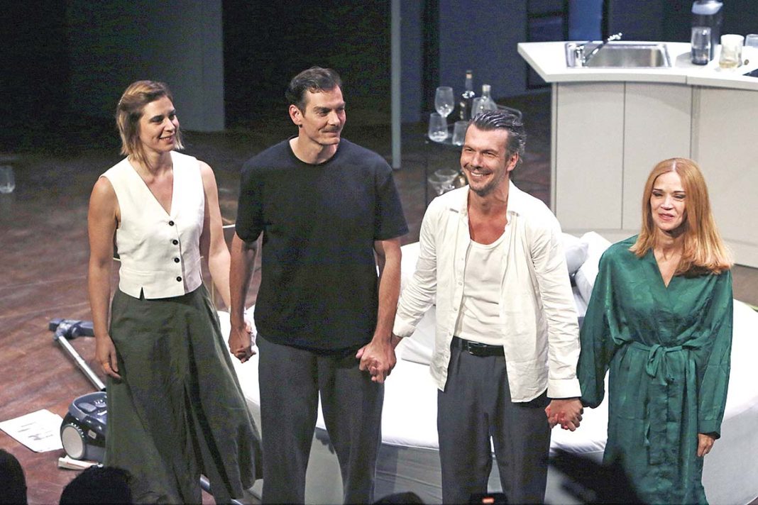 Πηγαδάκια επωνύμων στην παράσταση «Demons»,  που ανεβαίνει στο θέατρο «Τζένη Καρέζη»