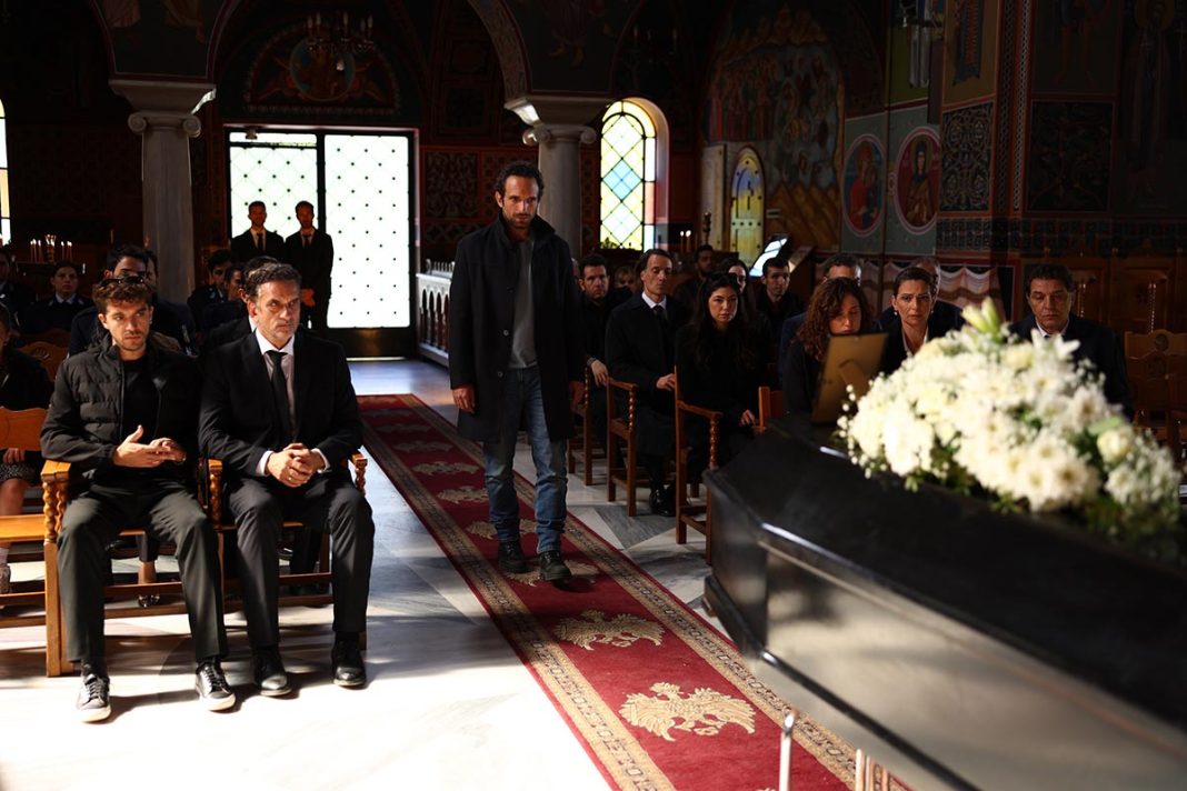 «Διάφανη αγάπη»: Ο Στέφανος παρευρίσκεται στην κηδεία του