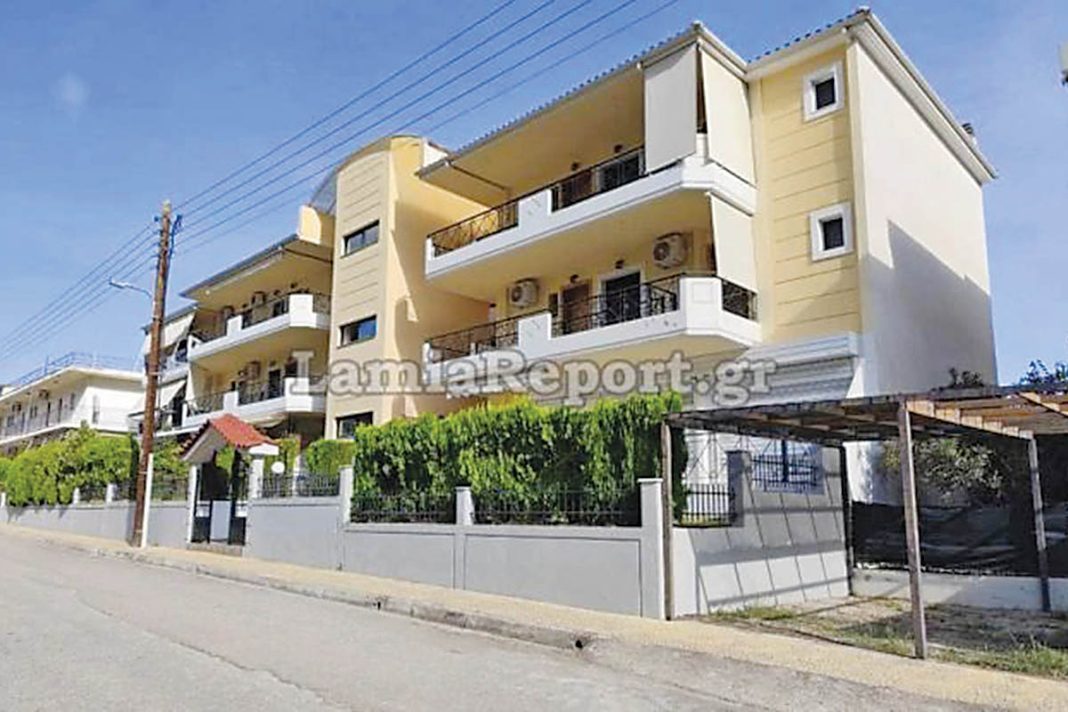Χειροπέδες σε Αλβανίδα που μαχαίρωσε πισώπλατα την ηλικιωμένη γειτόνισσά της στα Καμένα Βούρλα