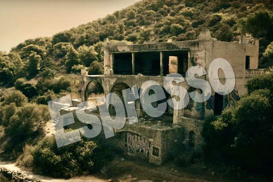 Η βίλα του Σατανά: Έπαυλη «φάντασμα» στη Βραυρώνα με κρεμασμένα φέρετρα και λιωμένα κεριά