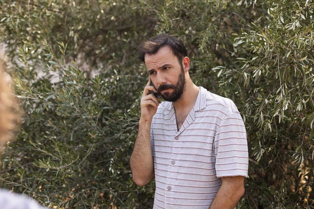 Νίκος Γκέλια: «Σκέφτομαι σε τι κόσμο έφερα το παιδί μου»