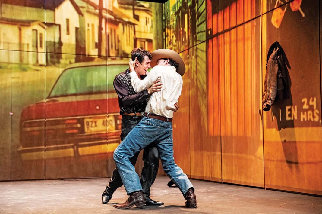 Αντιδράσεις για το θεατρικό «Brokeback Mountain» με πρωταγωνιστές δύο gay καουμπόηδες