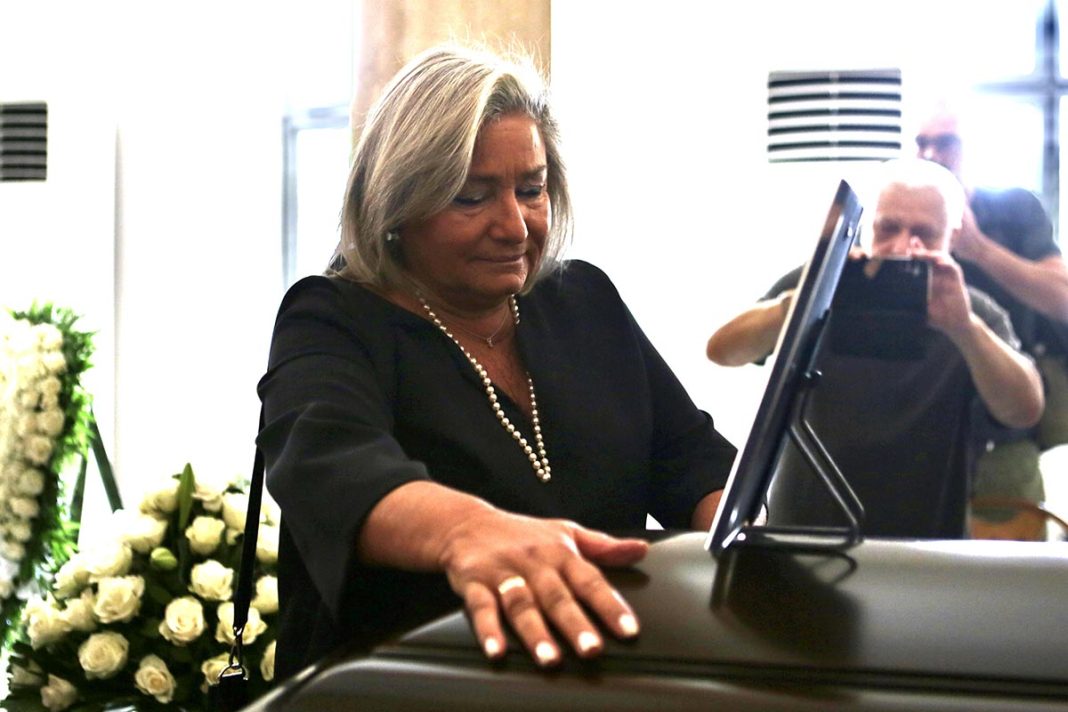 Ο βουβός πόνος της Λουκίλας Καρρέρ, τα δάκρυα της κόρης του μεγάλου συνθέτη, ο καταρρακωμένος Στέφανος Κορκολής και ο «αδερφός»