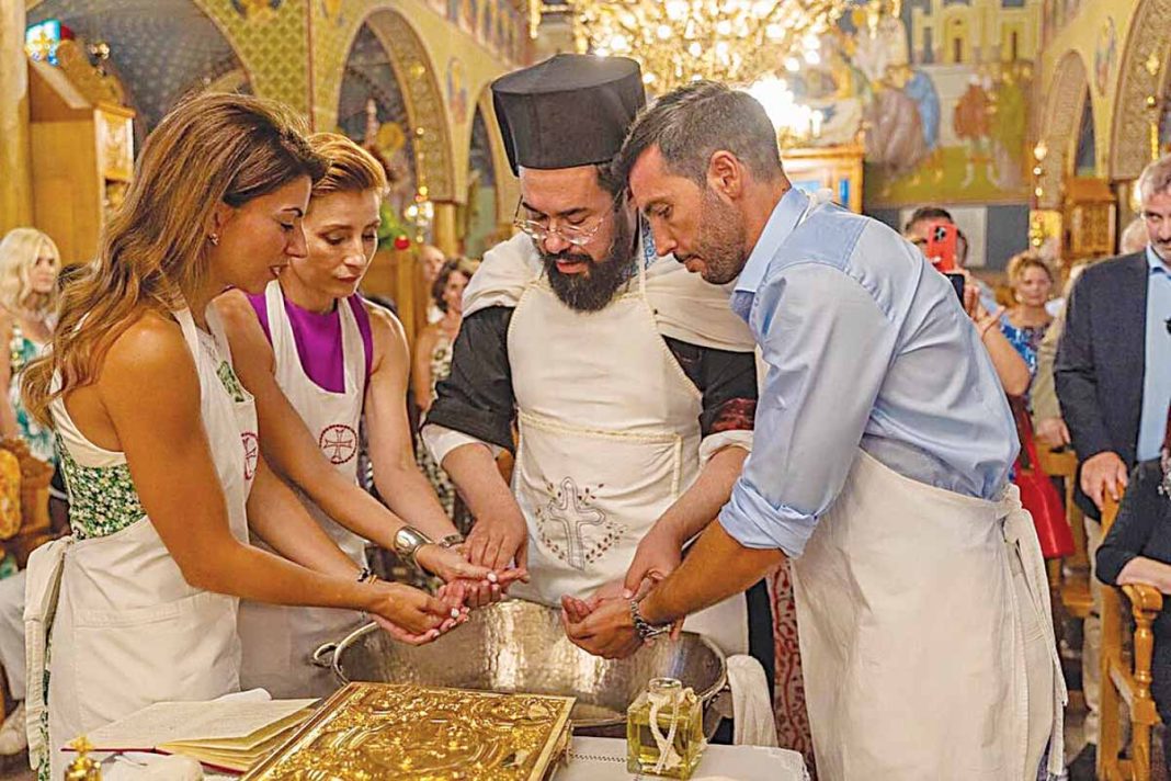 Η Γιούλικα Σκαφιδά δημοσίευσε φωτογραφίες από τη βάφτιση του γιου της στην Καλαμάτα