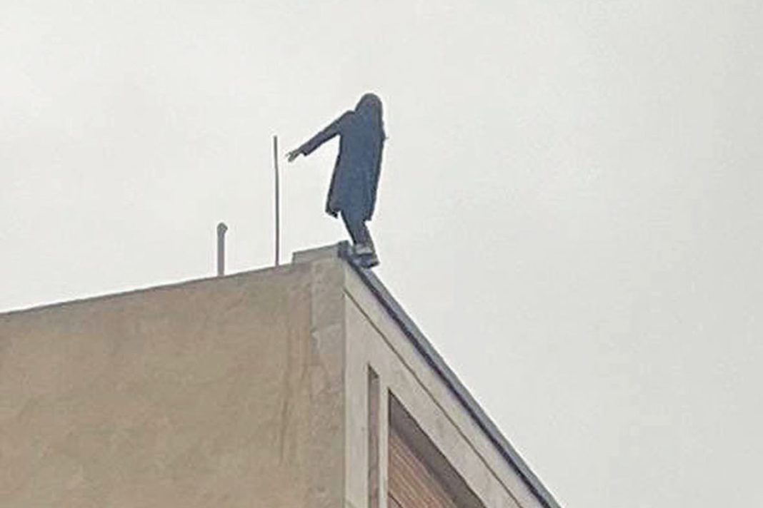 Βουτιά θανάτου από 16χρονη όταν την έπιασαν να χορεύει χωρίς μαντίλα