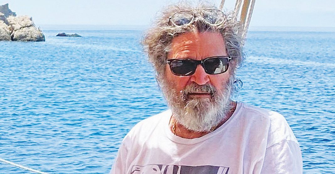 Φίλιππος Νιάρχος: «Αόρατος» παππούς σε πελάγη ευτυχίας