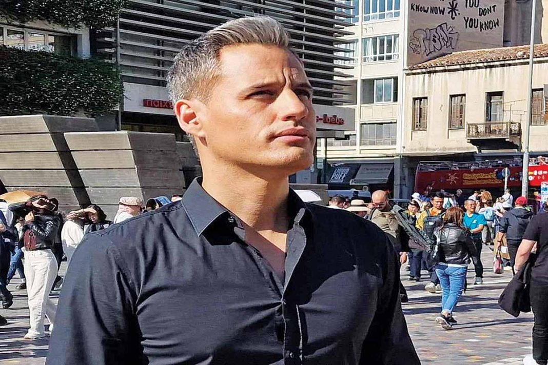 Κυκλοφόρησε το νέο τραγούδι του Γρηγόρη Πετράκου, με τις δύο κόρες του να συμμετέχουν στο βιντεοκλίπ