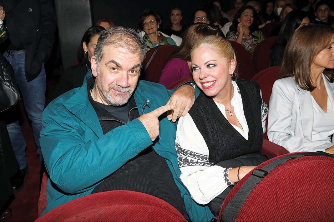 Σε θεατρική παράσταση ο Σταρόβας  μαζί με τον φύλακα άγγελό του