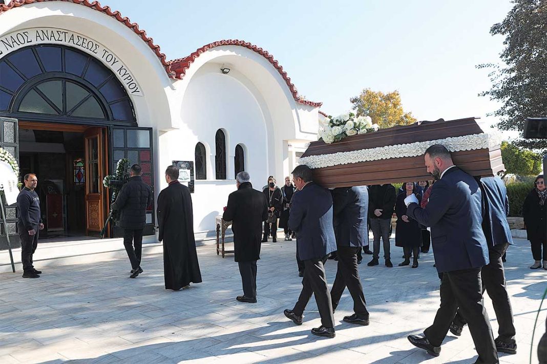 Μόλις 30 άτομα παραβρέθηκαν στο τελευταίο  «αντίο» στην «εθνική μαγείρισσα» Βέφα Αλεξιάδου