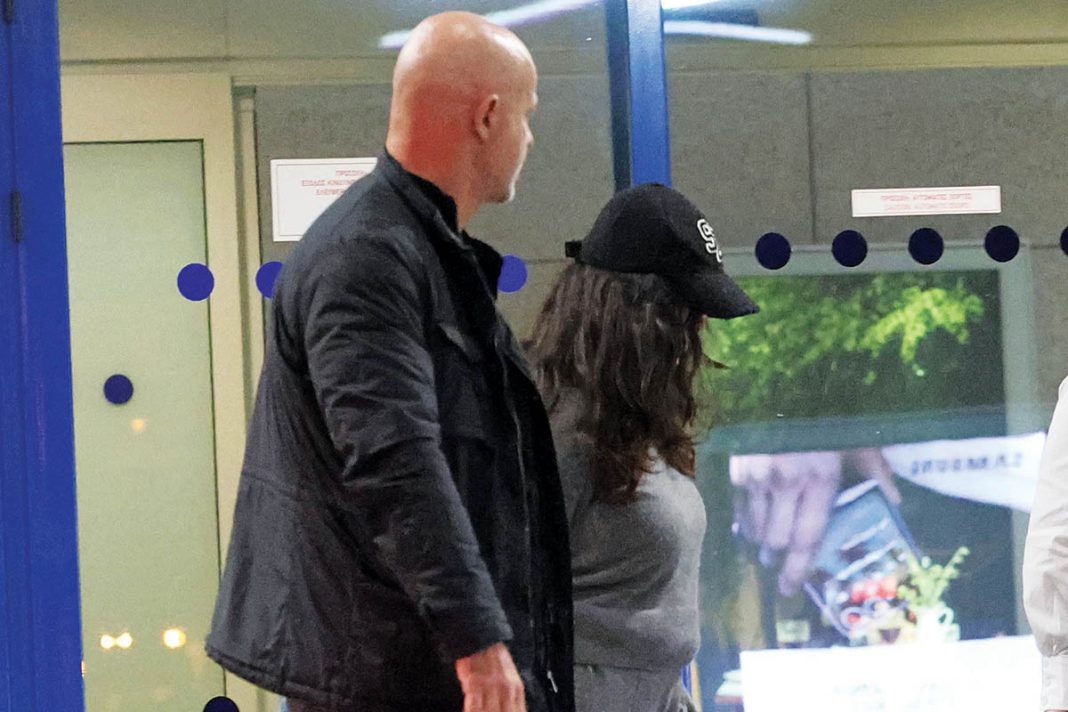 Η Σάλμα Χάγιεκ έφτασε ινκόγκνιτο στο «Ελευθέριος Βενιζέλος» αλλά οι παπαράτσι ήταν εκεί