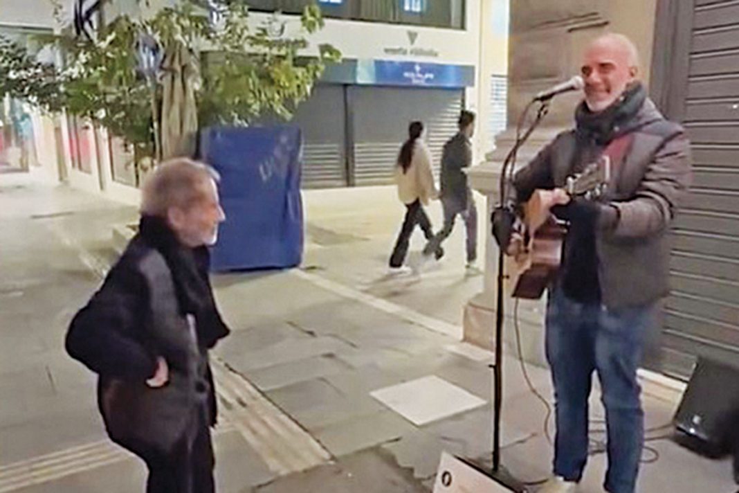 Viral η αγκαλιά του Σταύρου Ξαρχάκου σε πλανόδιο μουσικό στη Βουκουρεστίου