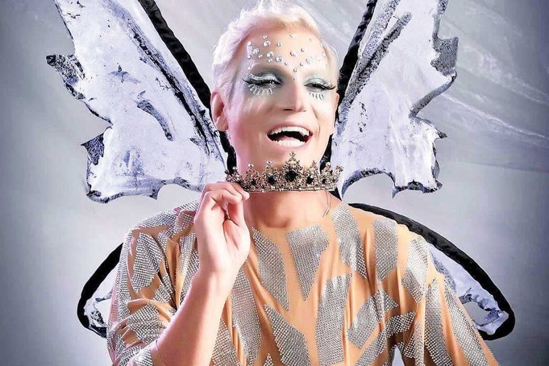Νέο στέκι του δημοφιλoύς performer Διονύση Ζάχου το Sazerac για ατελείωτες στιγμές γέλιου