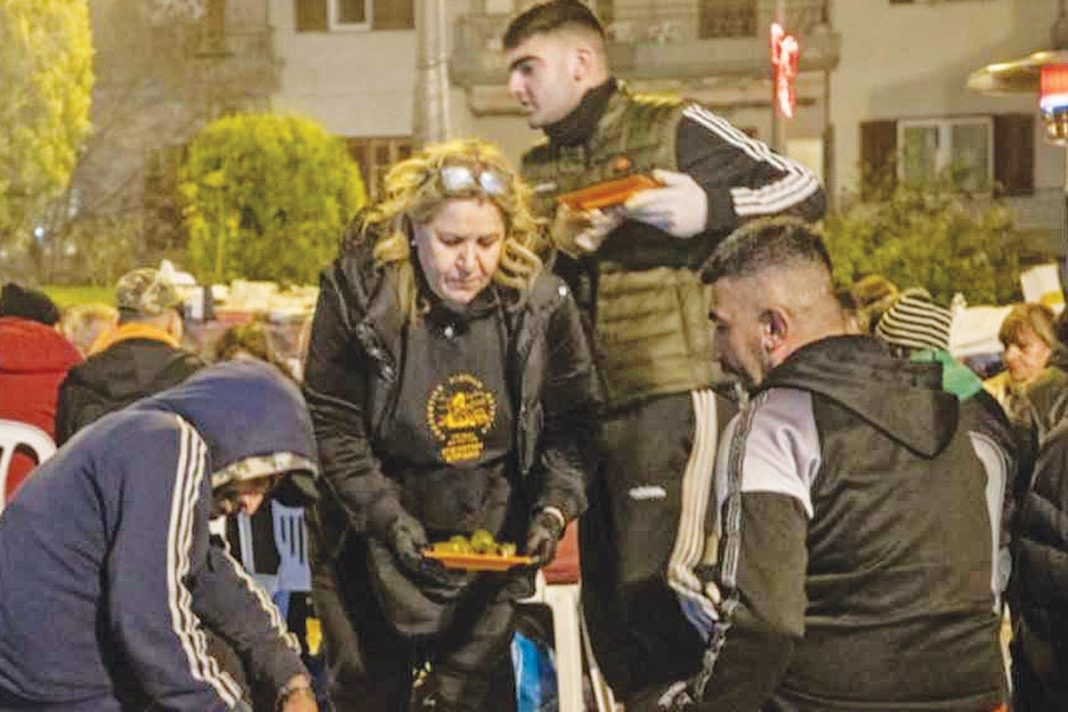Η Κυριακή Φράγκου της Εθελοντικής Διακονίας στην Θεσσαλονίκη ταΐζει αγάπη συναθρώπους μας